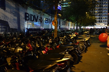 Điểm giữ xe này cách đường hoa Nguyễn Huệ khoảng 50 mét và thu giá 20 ngàn đồng 1 chiếc xe gắn máy
