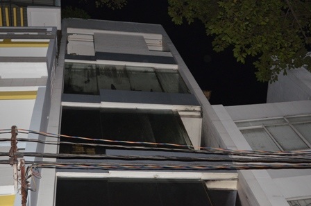 Tầng 4 ngôi nhà nơi chị Dung đập cửa thoát thân và rơi xuống đất