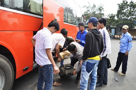 Dòng người chen chúc đổ về TPHCM sau Tết - 14 Hành khách đợi lấy hành lý