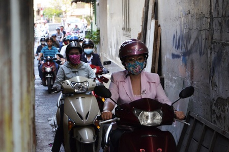 Các tuyến đường quanh cầu Kiệu kẹt xe ngày đầu tuần - 9 Các phương tiện phải lưu thông sang các con hẻm nhỏ để tránh kẹt xe