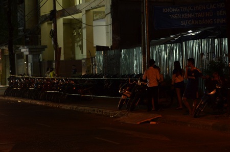 Điểm giữ xe này cách đường hoa Nguyễn Huệ khoảng 50 mét và thu giá 20 ngàn đồng 1 chiếc xe gắn máy