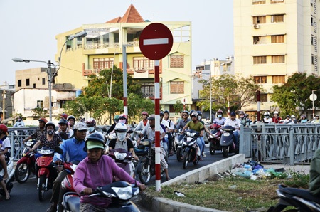 Các tuyến đường quanh cầu Kiệu kẹt xe ngày đầu tuần - 5 Các phương tiện chen nhau qua cầu tạm