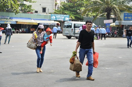 Dòng người chen chúc đổ về TPHCM sau Tết - 9 Lỉnh kỉnh đồ đạc, quà quê về thành phố
