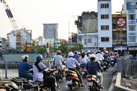 Các tuyến đường quanh cầu Kiệu kẹt xe ngày đầu tuần - 6 Các phương tiện chen nhau qua cầu tạm