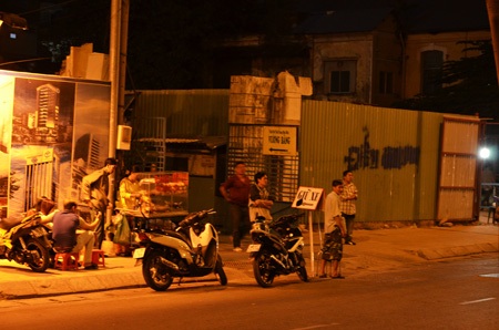 Các bãi giữ xe tự phát mọc lên như nấm