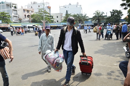 Dòng người chen chúc đổ về TPHCM sau Tết - 10 Lỉnh kỉnh đồ đạc, quà quê về thành phố