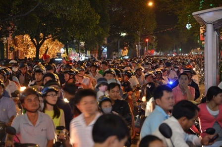Hàng ngàn xe gắn máy chen chúc tại đường Lê Lợi trong tối Mùng 1 Tết