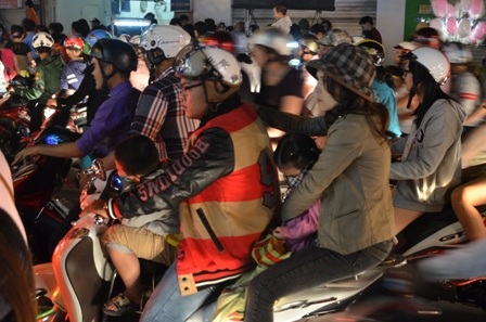 Một số em bé ngủ trên xe của bố mẹ