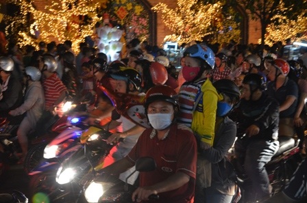 Một em bé nôn nóng được đến đường hoa nhanh nhanh