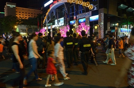 Các lượng lượng cảnh sát cơ động được tăng cường bảo vệ cho đường hoa