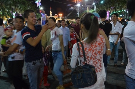 Nhiều du khách mang tài sản sơ hở như thế này chính là cơ hội để bọn tội phạm ra tay 