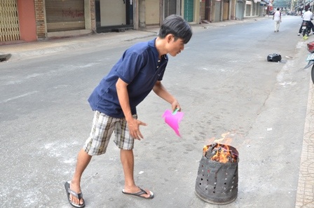 Hóa vàng mã, kết thúc 3 ngày Tết Nguyên đán.