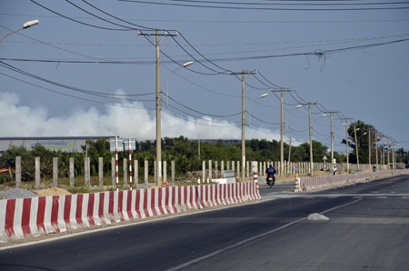 Từ rất xa vẫn có thể nhìn thấy cột khói bốc cao