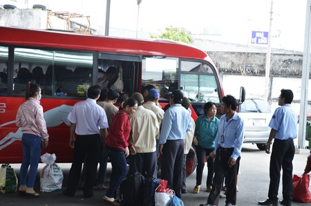 Đông nghẹt người trở lại thành phố sau kỳ nghỉ Tết - 1 Hành khách xuống xe tại bến xe miền Tây