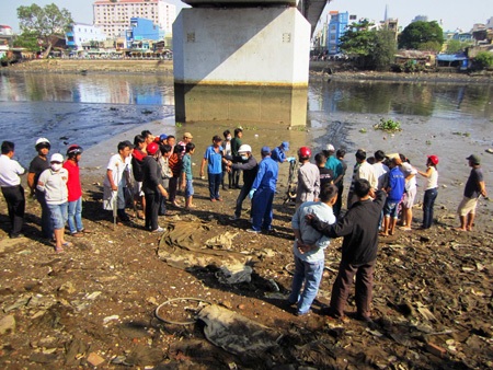 Phát hiện thi thể dưới chân cầu Kênh Tẻ - 1 Thi thể người đàn ông trôi sông được phát hiện dưới chân cầu Kênh Tẻ