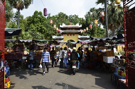 Chim phóng sinh được bán ngay cổng Lăng Ông Bà chiểu