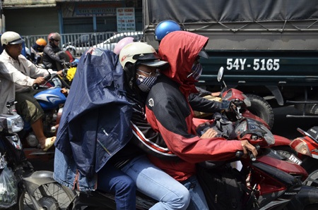 Đông nghẹt người trở lại thành phố sau kỳ nghỉ Tết - 10 Nhiều người mệt mỏi với cảnh kẹt xe giữa trưa nắng