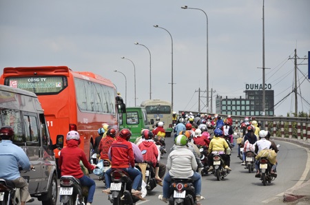 Đông nghẹt người trở lại thành phố sau kỳ nghỉ Tết - 8 Chen chúc nhau tại cầu Bình Điền