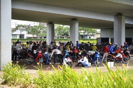 Đông nghẹt người trở lại thành phố sau kỳ nghỉ Tết - 11 Nhiều người tranh thủ nghỉ ngơi dọc đường để lấy lại sức
