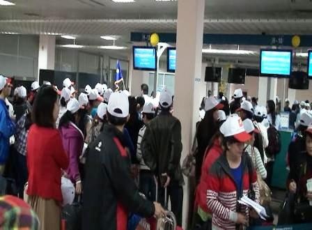 Nhiều hành xếp hàng chờ làm thủ tục tại sân bay Tân Sơn Nhất sáng 3/2