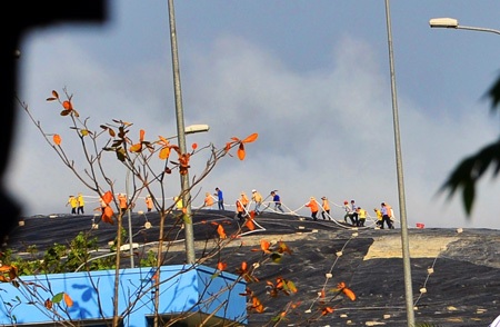 Các công nhân đang kéo vòi nước để dập lửa