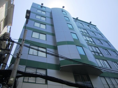 Khối sắt nghi rơi từ tòa nhà cao tầng