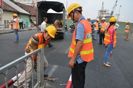 Các công nhân mở rộng đường Hai Bà Trưng để các phương tiện lưu thông được thông thoáng hơn