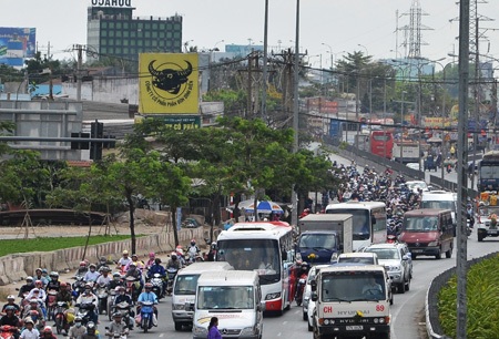 Đông nghẹt người trở lại thành phố sau kỳ nghỉ Tết - 2 Dòng xe ùn ứ trên quốc lộ 1A đoạn qua huyện Bình Chánh trưa 5/2
