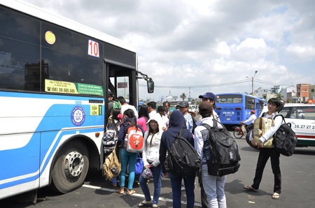 Đông nghẹt người trở lại thành phố sau kỳ nghỉ Tết - 12 Xếp hàng chờ lên xe buýt giữa trưa nắng