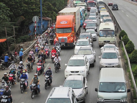 Các phương tiện ùn ứ trên xa lộ Hà Nội hướng vào thành phố