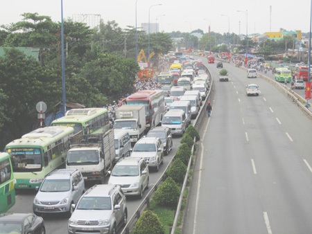 Đông nghẹt người trở lại thành phố sau kỳ nghỉ Tết - 15 Chiều xe vào TP rất đông đúc, hướng ngược lại rất thông thoáng.