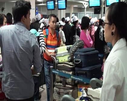 Hành khách lỉnh khỉnh hành lý lên máy bay