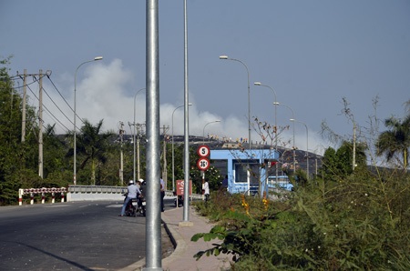 Cổng chính dẫn vào bãi rác bị phong tỏa nghiêm ngặt