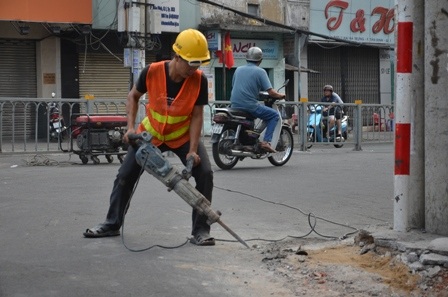 Các công nhân mở rộng đường Hai Bà Trưng để các phương tiện lưu thông được thông thoáng hơn