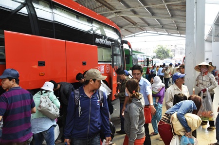 Đông nghẹt người trở lại thành phố sau kỳ nghỉ Tết - 3 Bến xe miền Tây đông nghẹt khách vào trưa 5/2