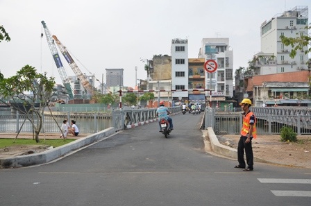Cầu tạm hướng quận Phú Nhuận sang quận 1 chỉ cho phép xe gắn máy lưu thông