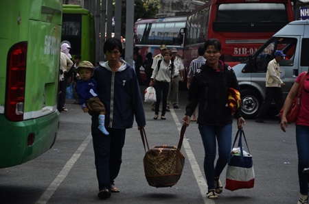 Ai cũng lỉnh kỉnh đồ đạc, quà quê