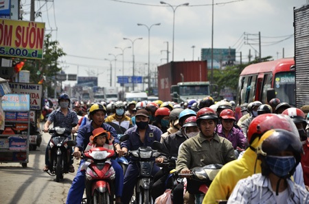 Đông nghẹt người trở lại thành phố sau kỳ nghỉ Tết - 6 Xe gắn máy từ miền Tây lên thành phố xếp hàng ùn ứ trên quốc lộ 1A đoạn qua huyện Bình Chánh