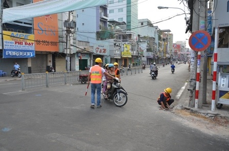 Một số người chưa biết nên lưu thông ngược chiều và được lực lượng phân luồng nhắc nhở