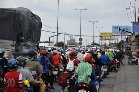 Đông nghẹt người trở lại thành phố sau kỳ nghỉ Tết - 7 Xe gắn máy từ miền Tây lên thành phố xếp hàng ùn ứ trên quốc lộ 1A đoạn qua huyện Bình Chánh