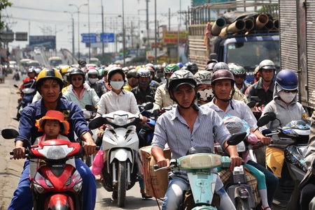 Đông nghẹt người trở lại thành phố sau kỳ nghỉ Tết - 9 Nhiều người mệt mỏi với cảnh kẹt xe giữa trưa nắng