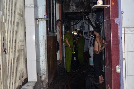 Cháy 3 căn nhà trong hẻm, nhiều người ôm tài sản tháo chạy - 1 Hiện trường vụ cháy nằm sâu trong hẻm
