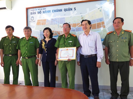 Quận ủy, UBND quận 5 TPHCM trao giấy khen kèm tiền thưởng cho tập thể công an quận 5