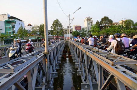 Cho xe lưu thông trở lại trên cầu tạm bị xà lan đâm vào - 1 Các phương tiện đã lưu thông trở lại trên cầu tạm vào chiều nay 5/3