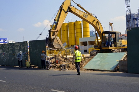 Các công nhân đang tháo dỡ đoạn rào chắn bằng tôn tại công trình The One