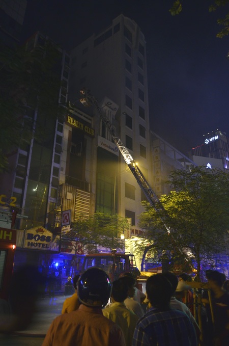 Chưa đầy 3 giờ, xảy ra 2 vụ cháy ở trung tâm TPHCM - 1 Hiện trường vụ cháy tòa nhà cao tầng ở trung tâm TPHCM