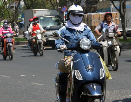 Người Sài Gòn quay cuồng trong đợt nắng nóng 39 độ C - 1 Thời tiết Nam Bộ đang bước vào những ngày cao điểm nắng nóng thứ 2