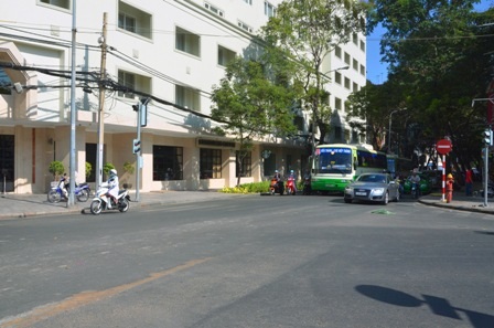 Người Sài Gòn khốn đốn vì nắng nóng đầu mùa - 1 Người dân phải dừng xe khá xa đèn đỏ để trốn nắng