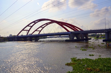 Cầu Bình Lợi bắc qua sông Sài Gòn.