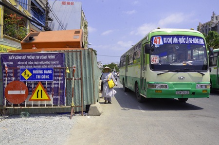 Và người dân phải chen chúc lưu thông cùng xe cộ mỗi ngày